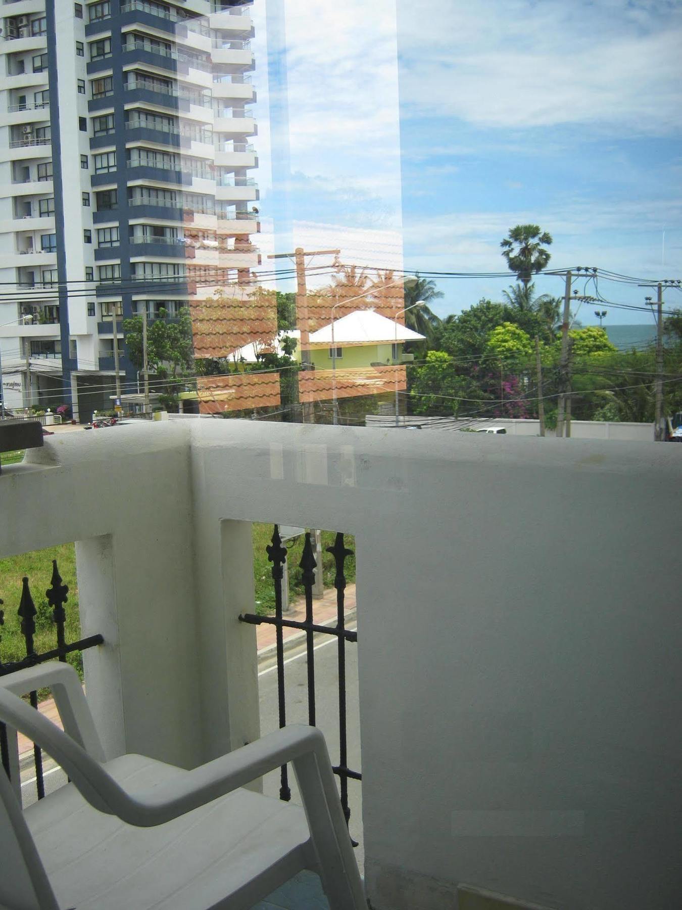 Baan Talay Hotel Pattaya Exterior photo